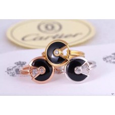 Pierścionek Amulette de Cartier z czarnego onyksu z diamentem w żółtym złocie, białym złocie i różowym złocie