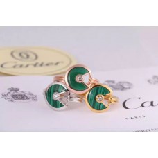 Pierścionek Amulette de Cartier z malachitu i diamentu w żółtym złocie, białym złocie i różowym złocie