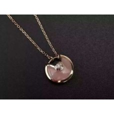 Naszyjnik Amulette de Cartier z różowym opalem i diamentami w żółtym złocie, białym złocie i różowym złocie