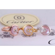 Pierścionek Amulette de Cartier z różowym opalem i diamentem w żółtym złocie, białym złocie i różowym złocie