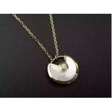 Naszyjnik Amulette de Cartier z białej masy perłowej z diamentami w żółtym złocie, białym złocie i różowym złocie