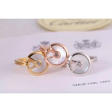 Pierścionek Amulette de Cartier z białej masy perłowej z diamentem w żółtym złocie, białym złocie i różowym złocie