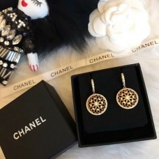 Christian Dior Ażurowy wisiorek z mosiądzu z kwiatem, damskie kolczyki koła z diamentami i kompasem