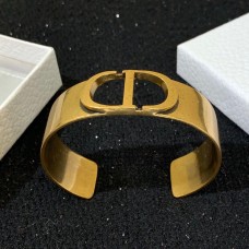 Bransoleta mankietowa Christian Dior 30 Montaigne z mosiądzu z wydrążonym motywem CD i antycznym złotym wykończeniem