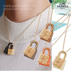 Wisiorek Hermes OKelly ze skóry cielęcej Swift z powłoką z żółtego złota