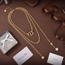 Naszyjnik z wielołańcuchową zawieszką z inicjałami CD w kolorze granatowym i logo CD w kolorze białym, platerowany żółtym złotem