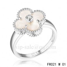 Pierścionek Van Cleef Alhambra z białego złota z białą masą perłową