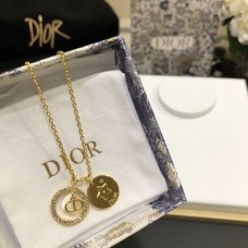 Naszyjnik z żółtego złota z inicjałem Christian Dior, logo CD, diamentowe kółko, biała gwiazda MOP, podwójne wisiorki