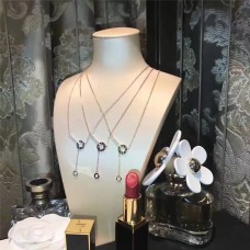 Naszyjnik z wisiorkiem i frędzlami Tiffany Atlas Circle Crystals Bar o niekonwencjonalnym designie