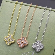 Van Cleef Arpels Magic Alhambra wisiorek z diamentem