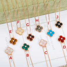 Wisiorek Van Cleef Arpels Alhambra w kolorze różowego złota z diamentami