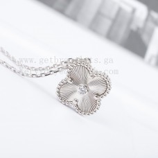 Wisiorek Van Cleef Arpels Alhambra ze srebrnymi motywami i diamentami