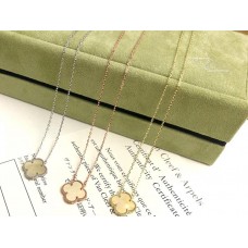 Wisiorek Van Cleef Arpels Alhambra z żółtego złota z masy perłowej