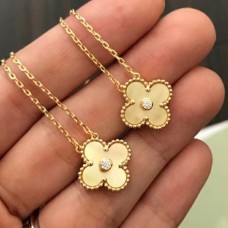 Wisiorek Van Cleef Arpels Alhambra z żółtego złota z masy perłowej z diamentem